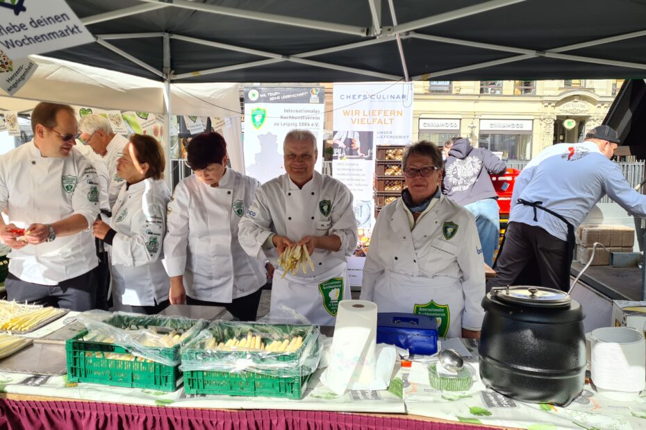 Ein Team von Spargelschälern auf dem Leipziger Wochenmarkt